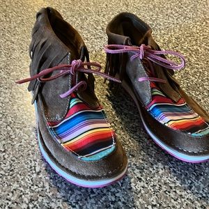 Barely worn Ariat shoes.